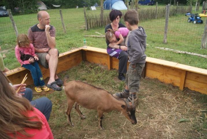 Отель Camping Les Arbois Montjay  Экстерьер фото
