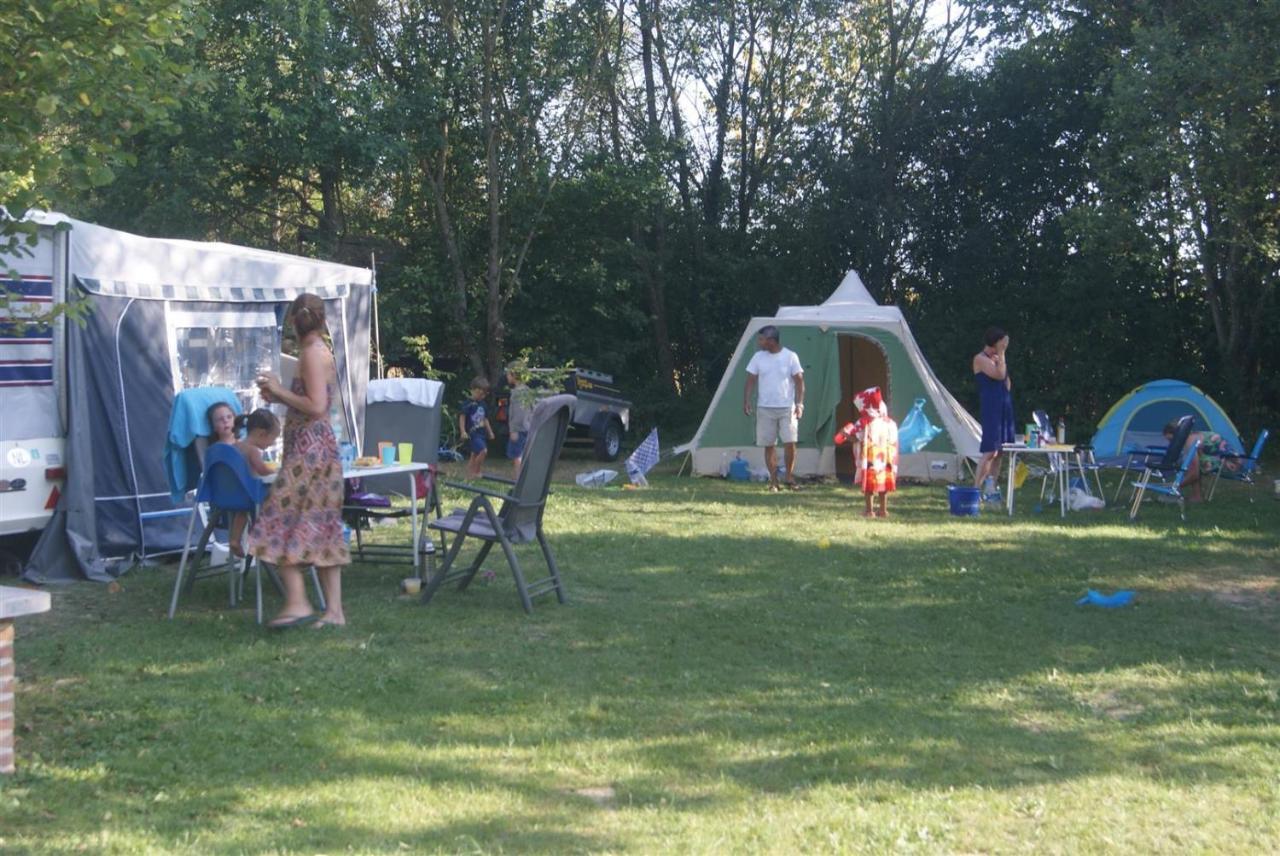 Отель Camping Les Arbois Montjay  Экстерьер фото