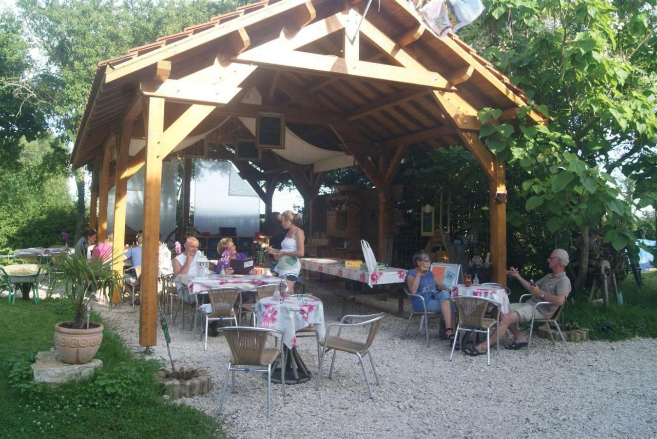 Отель Camping Les Arbois Montjay  Экстерьер фото